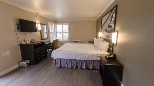 Super 8 by Wyndham Santa Cruz/Beach Boardwalk East image 11