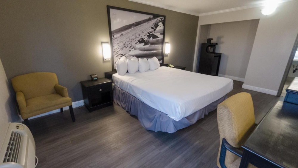 Super 8 by Wyndham Santa Cruz/Beach Boardwalk East Main image