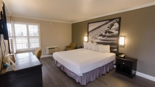 Super 8 by Wyndham Santa Cruz/Beach Boardwalk East image 6