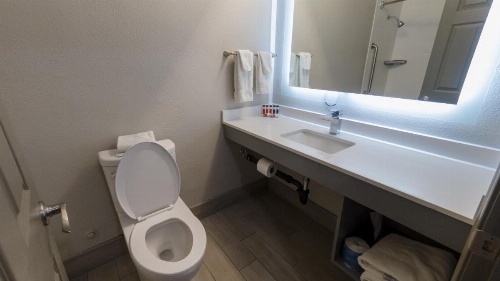 Super 8 by Wyndham Santa Cruz/Beach Boardwalk East image 9